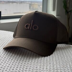 ALO Yoga Men's District Trucker Hat in Espresso
